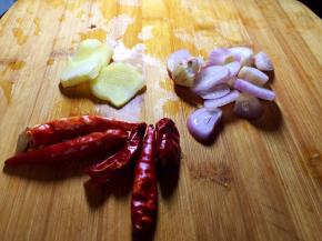 毛葱和生姜切片