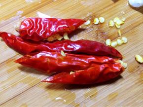 干红辣椒剪开