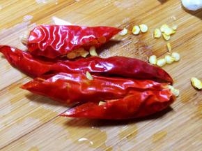 干红辣椒剪开