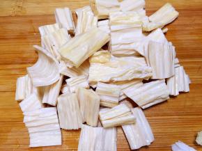 腐竹用水泡发，切段