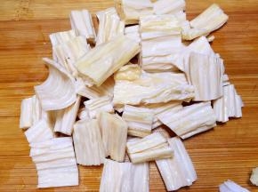 腐竹用水泡发，切段