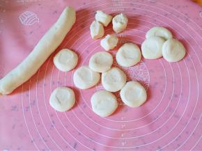 面团搓成长条，揪小剂子，压扁