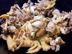 油锅烧热，放入鸡块煸炒片刻