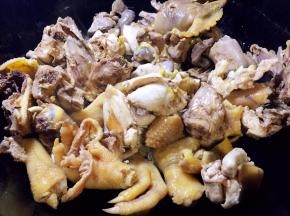油锅烧热，放入鸡块煸炒片刻