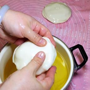 从玉米油中拿出饺子皮，10个饺子皮摞一起，挤出中间的油备用