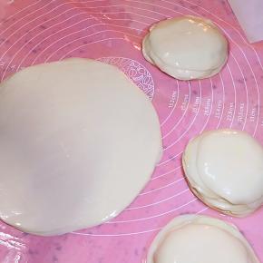 将一摞饺子皮擀成饼状