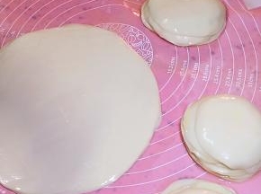将一摞饺子皮擀成饼状