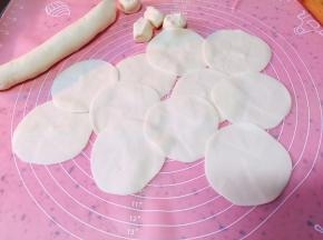 擀成剂子皮大小