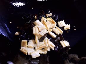 放入黑木耳和腐竹翻炒片刻
