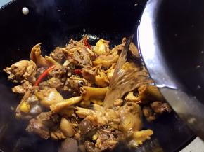 锅中添水，没过鸡块