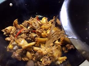 锅中添水，没过鸡块