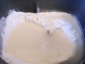 面粉、水和盐放入面包机中揉面30分钟