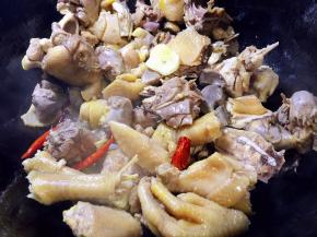 放入毛葱、生姜和干红辣椒翻炒片刻