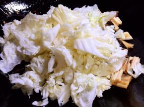 放入白菜继续翻炒2-3分钟