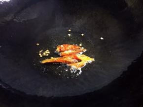 油锅烧热，放入干红辣椒爆香