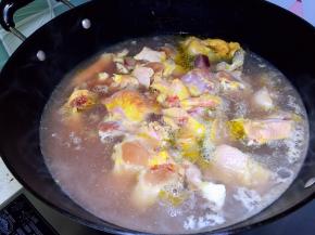 土鸡斩块，凉水下锅，焯水去血沫