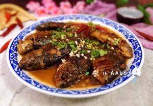 盛出装盘时撒香菜段和大蒜末