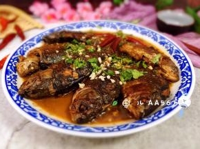 盛出装盘时撒香菜段和大蒜末