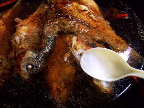 放盐调味，大火烧开后转中火炖半小时