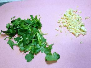 炖鱼时香菜切段，大蒜切末