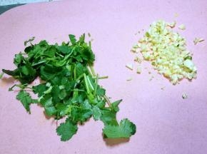 炖鱼时香菜切段，大蒜切末
