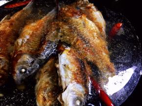 放入煎过的鲫鱼