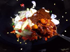 放入自制辣酱，炒匀