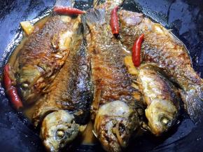 鲫鱼炖30分钟后收浓汤汁