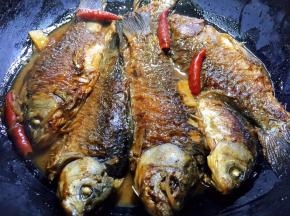 鲫鱼炖30分钟后收浓汤汁