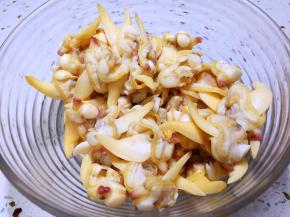 黄蚬子去壳，清洗干净备用