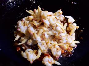 放入蚬子肉翻炒片刻