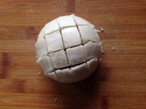 将馒头切成如图的网格状，底部不要切断，如果馒头太硬可以微波10秒回软