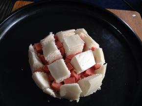 切好的馒头缝里塞上火腿肠丁