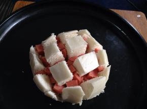 切好的馒头缝里塞上火腿肠丁