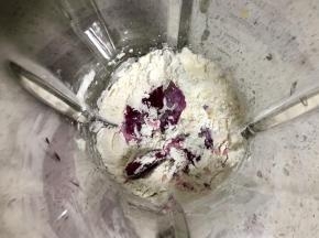 把食材清单里除了香蕉以外的食材称好重量放入破壁机