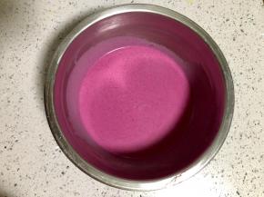 把混合糊过筛，盖上保鲜膜，放入冰箱静置30分钟以上。