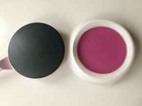 静置好的面糊倒入配套的盘里，薄饼铛预热