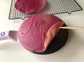 表面起大泡泡的时候，就可以揭下来了