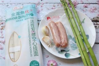 食材准备。这个面是金龙鱼的新品，优+活性发酵空心挂面，煮出来筋道柔软，非常适合老人儿童食用，更易消化。做炒面也超级好吃。加芝士香肠，香味浓郁。