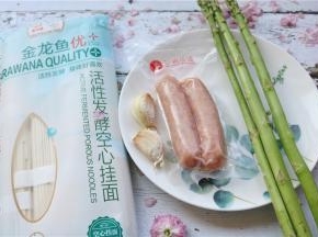 食材准备。这个面是金龙鱼的新品，优+活性发酵空心挂面，煮出来筋道柔软，非常适合老人儿童食用，更易消化。做炒面也超级好吃。加芝士香肠，香味浓郁。