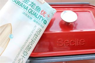 先煮面，这个空心发酵面，口感劲道好吃，需要煮的略微久一点。新思特多功能锅锅里加入水，盖上锅盖烧开。