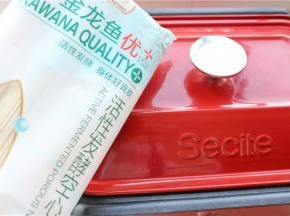 先煮面，这个空心发酵面，口感劲道好吃，需要煮的略微久一点。新思特多功能锅锅里加入水，盖上锅盖烧开。