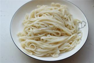 捞出来过一下凉水，再捞出沥干水分，这样面条表面才不会黏，做出来的炒面根根分明，筋道柔软又入味。