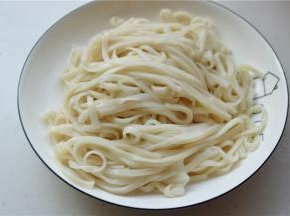 捞出来过一下凉水，再捞出沥干水分，这样面条表面才不会黏，做出来的炒面根根分明，筋道柔软又入味。