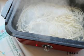 下入面条煮开，大约需要煮3分钟，面条基本就熟了。可以根据自己的口感调整煮的时间，喜欢软就多煮一会，喜欢更筋道就少煮一会。