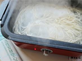 下入面条煮开，大约需要煮3分钟，面条基本就熟了。可以根据自己的口感调整煮的时间，喜欢软就多煮一会，喜欢更筋道就少煮一会。