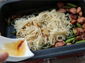 再放入刚才煮好的面条翻炒，加入生抽和盐调味即可。