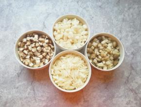 所有菌菇洗干净切碎。