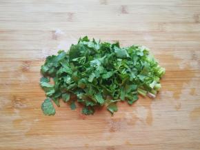 香菜洗干净切碎。