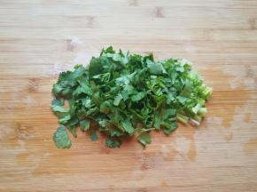 香菜洗干净切碎。